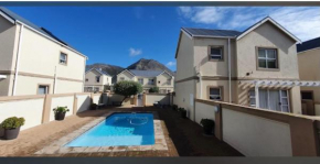Stylish Coastal Retreat near Surfers corner - Muizenberg
